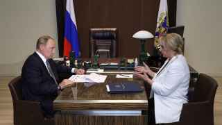Председатель ЦИК Элла Памфилова (справа) обеспечит оглушительную всенародную победу Владимиру Путину