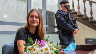 Журналистка Светлана Прокопьева в суде в понедельник после того, как судья постановил, что она виновна в оправдании терроризма. Суд освободил ее от тюремного заключения.