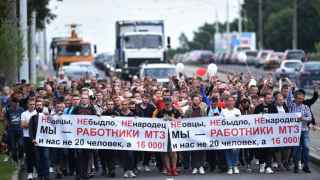 Сотрудники Минского тракторного завода (МТЗ) на митинге в знак солидарности с оппозицией. 