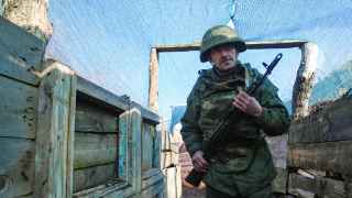 Военнослужащий Народной милиции Донецкой народной республики (ДНР) на передовой позиции в районе поселка Старомихайловка на западе города. 