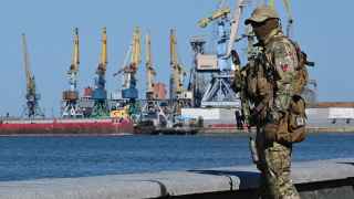 Российский военный в порту Бердянска, Украина