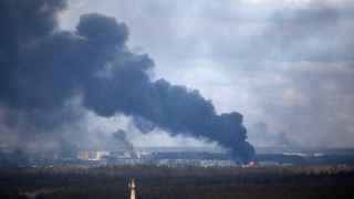 Дым над Гостомелем под Киевом.