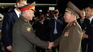 Министр обороны КНДР генерал армии Кан Сун Нам и министр обороны РФ Сергей Шойгу 