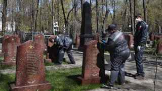 В нескольких российских регионах кладбища закрылись для посетителей.