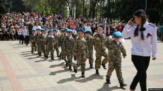 Детский сад, марширующий в военной форме, – аномалия, ставшая нормой