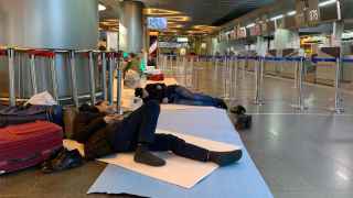 Утро вторника. Мигранты из Таджикистана спят в международном аэропорту Внуково.