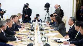 Переговоры глав МИД РФ Лаврова и Китая Ван И