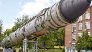 Это памятник ракете «Днепр» во дворе «Южмаша», но подобные ракеты Украина умеет выпускать