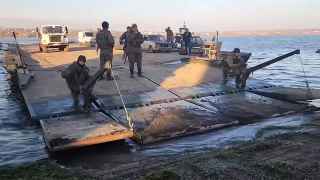 Российские военные переправляются на левый берег из Днепра 