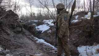 Позиции украинских военных у линии разграничения сторон в Донецкой области.