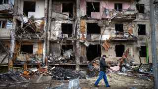 Киев. Мужчина проходит рядом с домом, пострадавшим во время военной операции РФ. 