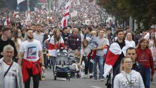 Сотни тысяч людей в Беларуси вышли на улицы после выборов 9 августа.