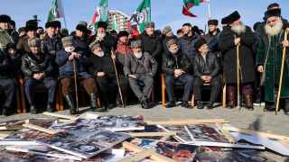 Участники акции протеста против деятельности семьи бывшего судьи Верховного суда Чечни Сайди Янгулбаева на центральной площади Грозного.
