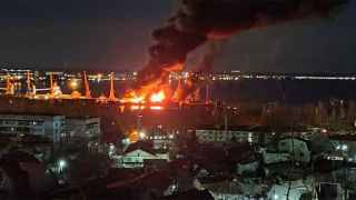 Десантный корабль «Новочеркасск» горит в порту Феодосии