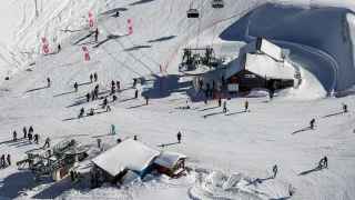 На всех горнолыжных курортах России начался сезон катания.

Самым популярным и массовым местом для катания уже несколько лет подряд остается горный кластер Сочи.

Горнолыжный сезон на курорте «Красная Поляна» начался 3 декабря.