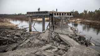 Разрушенный мост между селом Дитятки и Чернобылем, Украина.