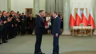 Президент Польши Анджей Дуда (слева) вынужден назначить премьер-министром Дональда Туска, политического противника