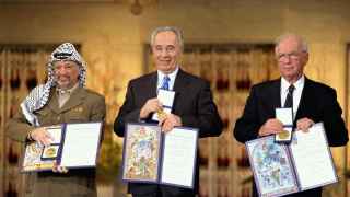 Ясир Арафат, Шимон Перес и Ицхак Рабин – лауреаты Нобелевской премии мира за 1994 год. Они получили премию за мирный договор, послуживший основой нынешнего относительного благополучия Израиля