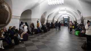 Киевляне укрываются в метро от российских снарядов