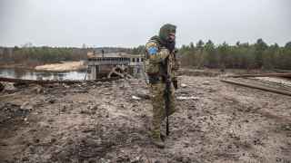 Украинский военнослужащий у разрушенного моста между селом Десятки и Чернобылем.

По словам украинских властей, российские войска рыли траншеи в радиоактивной почве голыми руками, когда контролировали Чернобыль. В украинском «Энергоатоме» заявили, что солдат ждет лучевая болезнь. 