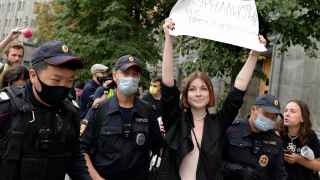 Полиция задерживает журналистку во время одиночного пикета в Москве 21 августа.

Российская полиция задержала нескольких журналистов, протестовавших против решения властей включить телеканал «Дождь» в список СМИ-«иноагентов». 