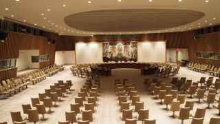 Пустая комната заседаний Совета безопасности ООН
