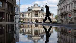 В порту Одессы заблокировано 25 млн тонн зерна. В целом Украина из-за блокирования портов Россией не может вывезти 90 млн тонн зерновых.
Великобритания ведет переговоры с союзниками об отправке военных кораблей в Черное море для защиты грузовых судов, перевозящих украинское зерно.