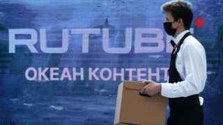 На ПМЭФ был масштабно представлен Rutube — российский аналог YouTube. В цвета его лого окрасили Дворцовый мост. Проекция представляла собой взлетающую ракету, обозначающую кнопку «В топ». 
