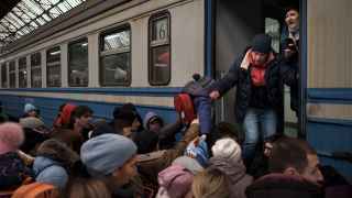 Люди садятся в поезд, который отправляется в Словакию из Львова.