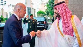 Наследный принц Саудовской Аравии Мухаммед ибн Салман аль-Сауд и президент США Джо Байден на встрече в июле