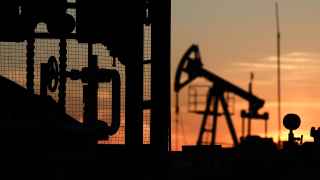 Деньги перекачиваются от нефтяных компаний в бюджет и обратно