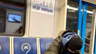 Многие россияне согнулись под тяжестью кредитов