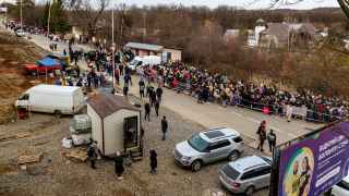 Беженцы из Украины на границе со Словакией.