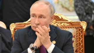 Путин может сам себе позволить сидеть сложа руки