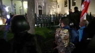 Протестующие у президентского дворца в Тбилиси, 4 октября 2025