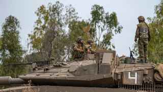 Израильские военнослужащие возле границы с сектором Газа