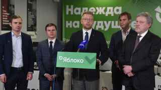 Четыре года назад Николай Рыбаков (в центре) участвовал в выборах в Госдуму, получится ли у него это в будущем году?