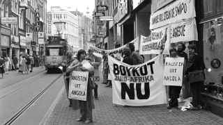 Демонстрация в Амстердаме, призывающая голландцев бойкотировать Южную Африку из-за продолжающихся операций южноафриканской армии против марксистского правительства Анголы 