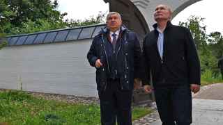 Игорь Сечин (на заднем плане) прячет заоблачные расходы при помощи Владимира Путина