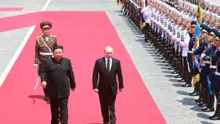 Владимир Путин (справа) решил не только позлить Запад, но и щелкнуть по носу Китай;