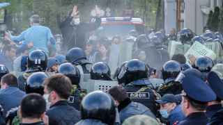Митингующие во Владикавказе требовали прекращения карантина, экстренной финансовой поддержки и отставки регионального правительства.