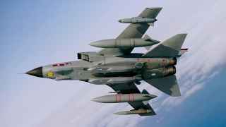 Самолет RAF Tornado GR4 с двумя ракетами Storm Shadow под фюзеляжем