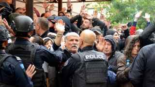 Полицейские в  Косово разгоняют сербов, собравшихся перед зданием муниципалитета
