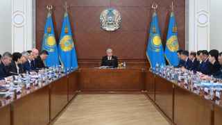 Первое заседание нового правительства. Олжас Бектенов — слева, ближе всех к президенту Касыму-Жомарту Токареву, под флагом Казахстана