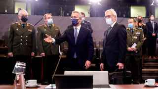 Заместитель министра иностранных дел РФ Александр Грушко (на первом плане справа) и генеральный секретарь НАТО Йенс Столтенберг (на первом плане слева) перед заседанием Совета Россия - НАТО в штаб-квартире альянса. 