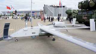 Дрон «Форпост» выпускает «Оборонпром» совместно с израильским Israel Aerospace Industries. По данным Conflict Armament Research, Израиль поставлял комплектующие в обход санкций до 2018 года. «Форпост» и сейчас не стопроцентно отечественный. Двигатель АПД-85 – это комбинация цилиндропоршневой группы от австралийской Jabiru и системы управления российской разработки.
Кроме того, в беспилотнике установлена GPS-антенна американской компании Antcom, навигационные модули швейцарского производителя MicroEM, элементы топливной системы от ирландской Tillotson.