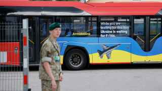 Автобус НАТО с надписями «Вооружайте Украину» и «Пока вы ждете этот автобус, Украина ждет F-16» на саммите НАТО в Вильнюсе