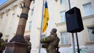 Поднятие флага Украины в освобожденном Херсоне