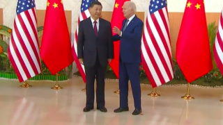 Многое в войне, которую развязала РФ, решат лидеры США (Джо Байден, справа) и Китая (Си Цзиньпин)