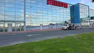Пока стыдливо – со стороны летного поля